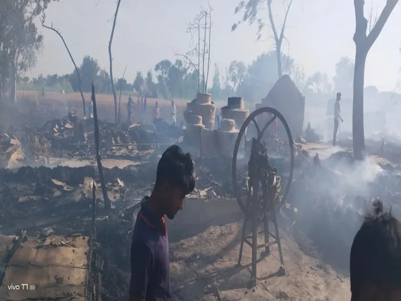 बहराइच में लगी भीषण आग, 44 मकान जलकर राख, लाखों का नुकसान, खुले आसमान के नीचे रहने को विवश लोग