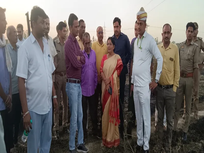 हरदोई: अज्ञात कारणों से लगी आग, 50 एकड़ गेहूं की फसल हुई राख, मंत्री रजनी तिवारी ने दिया मदद का अश्वासन