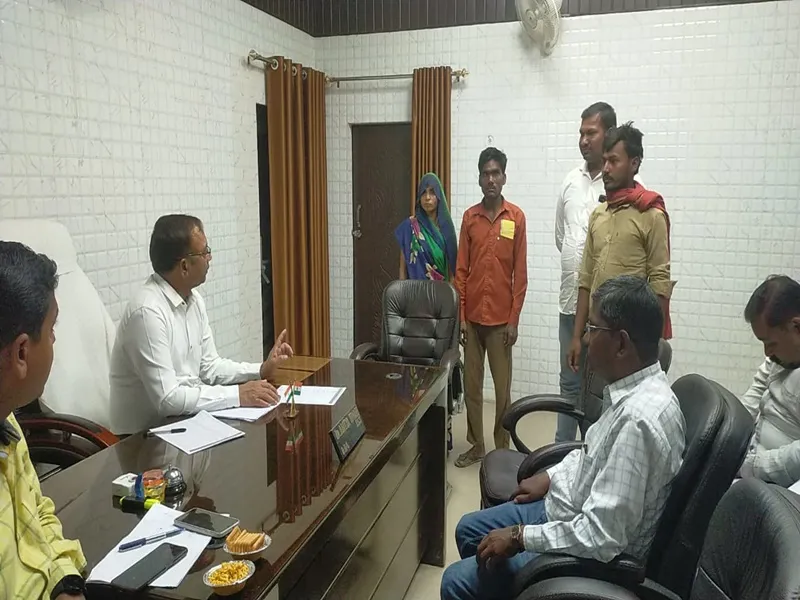 बहराइच: प्रधान पुत्र ने लाभार्थी को वापस किया रिश्वत का रुपया, परियोजना निदेशक ने लगाई फटकार