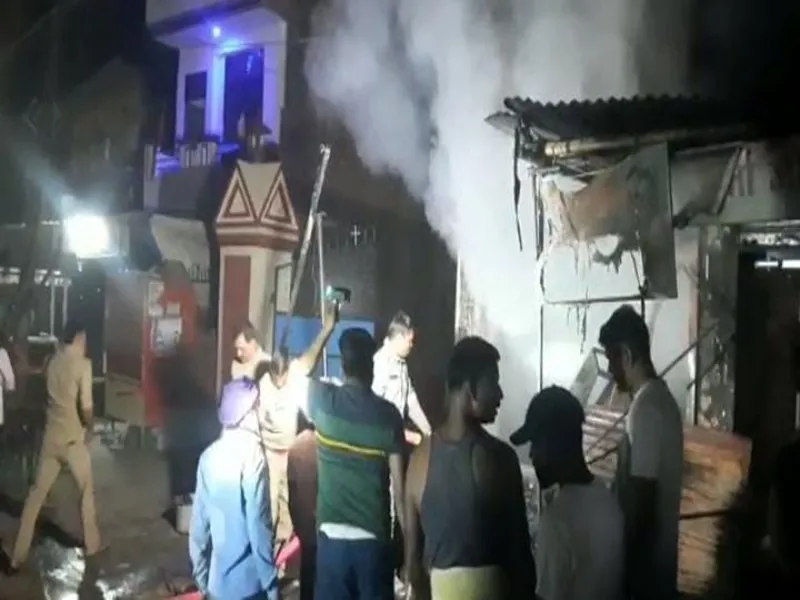 प्रयागराज: वाहन सर्विस सेंटर में Short Circuit से लगी आग, मची अफरातफरी 