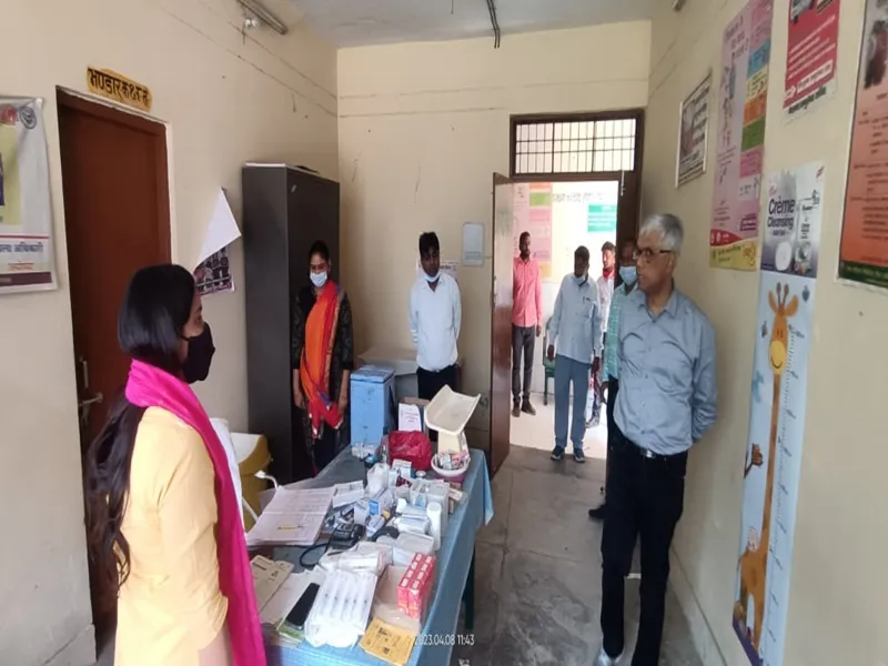अयोध्या: सीएमओ के निरीक्षण में अनुपस्थित मिले चिकित्सक व फार्मासिस्ट, जताई नाराजगी