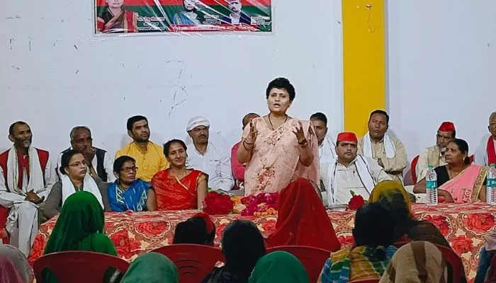 Chitrakoot: सपा महिला सभा प्रदेश अध्यक्ष ने कार्यकर्ताओं के साथ की बैठक, धर्म के नाम पर फिर काबिज होना चाह रही BJP 