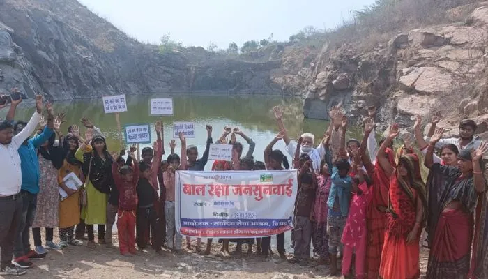 Chitrakoot News : गांववालों ने बयां किया दर्द, बोले- पहाड़न का पट्टा होएं से सूखैं लागी नदी, पानिवौ गा नीचे