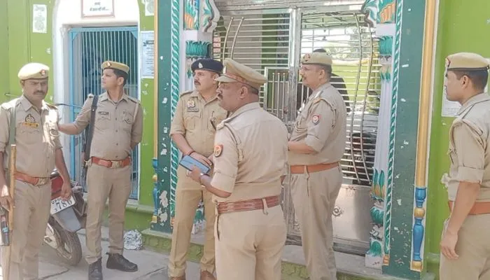 Prayagraj Atiq Ahmed Murder News : चित्रकूट में अलर्ट मोड पर पुलिस-प्रशासन, अपर एसपी ने किया पैदल गश्त