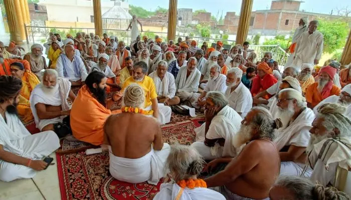 Chitrakoot News : नमामि गंगे परियोजना के तहत बन रहे घाटों से संत समाज आक्रोशित, बैठक कर जताई नाराजगी
