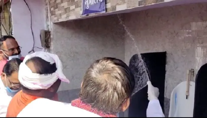 Chitrakoot: सफाई या दिखावा- एक ही जगह को साफ करने की मारामारी, सफाईकर्मियों को भी नसीब हो पाता यह सामान और सम्मान