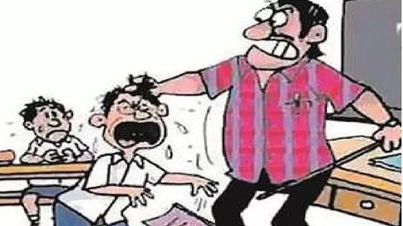 संभल : शौचालय साफ करने से मना करने पर छात्र को पीटा, पिता ने दी तहरीर