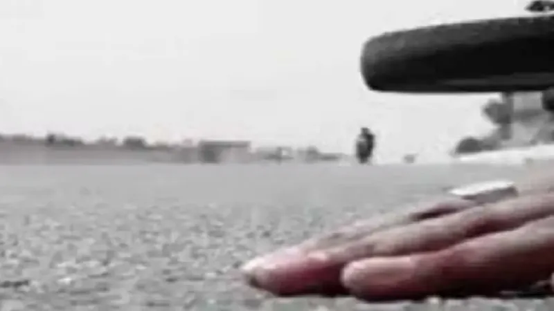 मुरादाबाद : बाइक पर गिरा बिजली का पोल, दंपति गंभीर घायल
