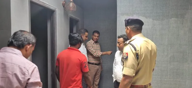 अयोध्या : सुग्रीव किला के पास बने आधुनिक शौचालय में भी गंदगी