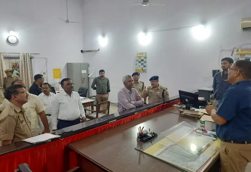 मुरादाबाद : नामांकन कराने में पसीने से तर-बतर हो रहे अधिकारी और कर्मचारी, टेबल पर नहीं लगे हैं पंखे 