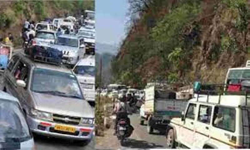 गरमपानी: हाईवे पर पलटा खड़िया से लदा ट्रक, यातायात ठप  