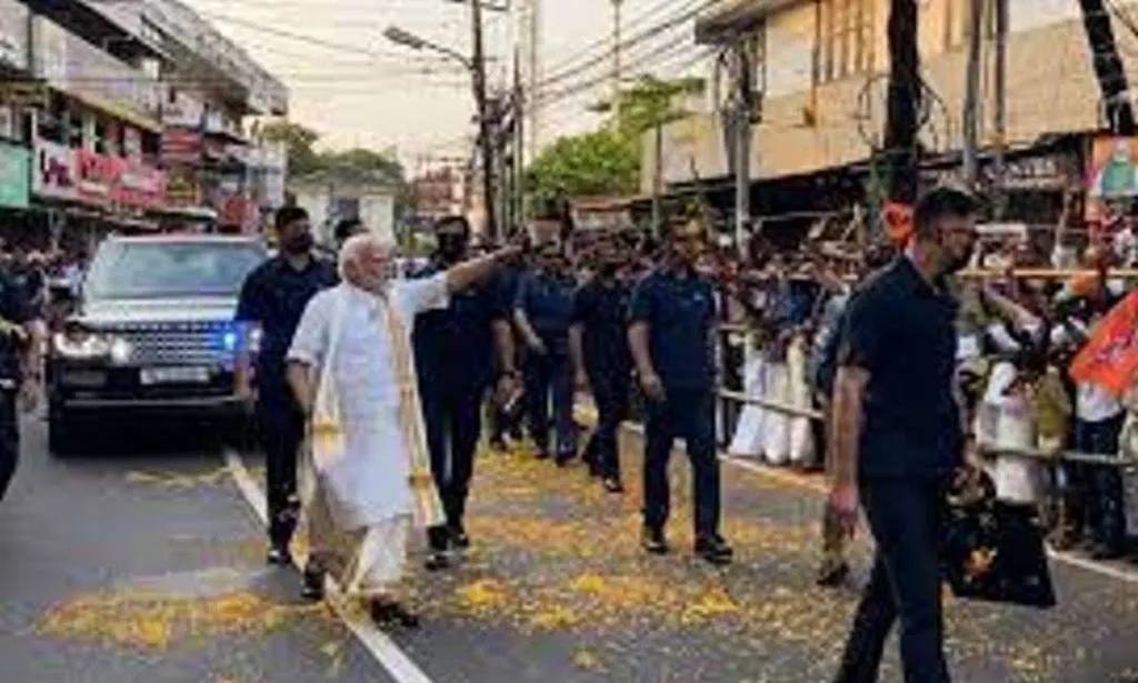 केरल की राजधानी में प्रधानमंत्री का जोरदार स्वागत, झलक पाने के लिए हजारों की संख्या में जुटे लोग 