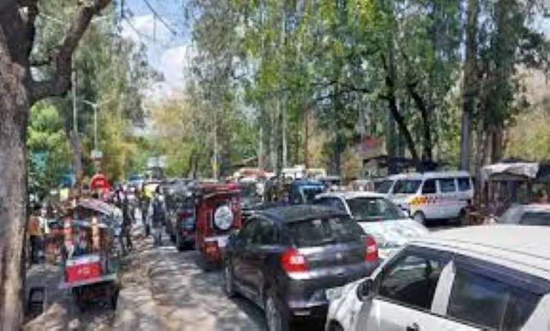 हल्द्वानी: सड़कों पर बेतरतीब खड़े वाहन बढ़ा रहे मुसीबत