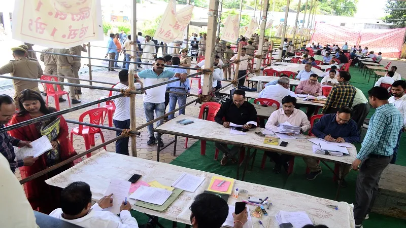 मुरादाबाद : नामांकन पत्र लेने पहुंचे दावेदार, व्यवस्था में लगे रहे अधिकारी