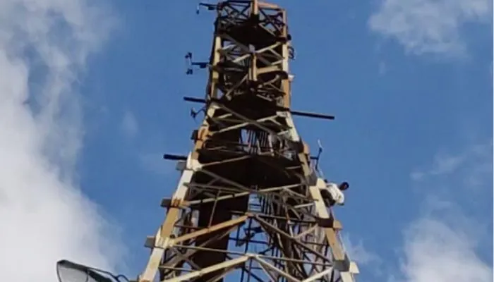 Etawah News : बर्खास्त ग्रामीण डाक सेवक BSNL के टावर पर चढ़ा, पुलिसकर्मी उतारने के लिए करते रहे जद्दोजहद