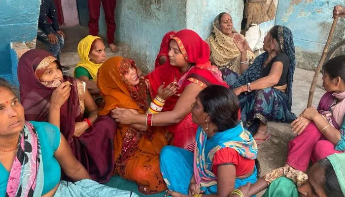 Etawah News : झंडा लेकर जाने के दौरान लोडर में उतरा करंट, एक की मौत, पांच बच्चे घायल