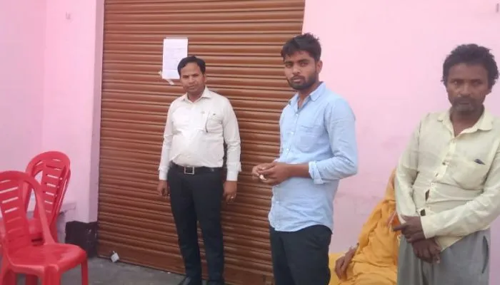 Etawah News : झोलाछाप चला रहा था क्लीनिक, डिप्टी सीएमओ ने किया सीज, मरीजों को भेजा जिला अस्पताल