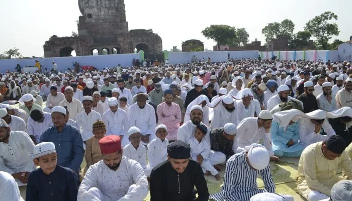 Eid 2023 : Farrukhabad में नमाज अदा कर मांगी दुआ, गले मिल कर दी ईद की बधाई, पुलिस-प्रशासन रहा मुस्तैद