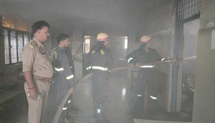 Farrukhabad Fire: लोहिया अस्पताल परिसर में लगी आग, धुआं देखकर लोगों में मची भगदड़, आग लगने का कारण स्पष्ट नहीं