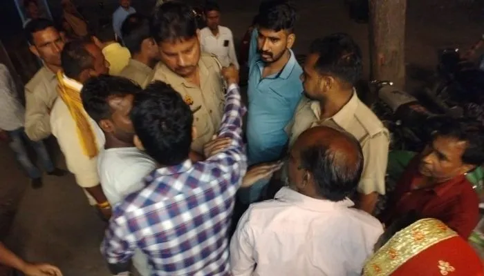 Farrukhabad News : गर्भवती की मौत पर हंगामा, डॉक्टर से हाथापाई, पुलिस के सामने होती रही नोकझोंक