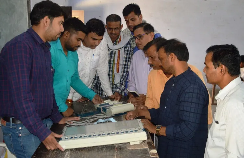 अयोध्या : ईवीएम और बैलेट पेपर से मतदान कराने के लिए कार्मिक हुए प्रशिक्षित