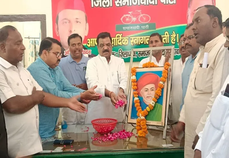 मुरादाबाद : 'सामाजिक असमानता और कुरीतियों के खिलाफ थे ज्योतिबा फुले', जयंती पर सपाइयों ने किया नमन 