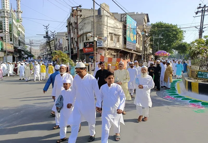 Eid-ul-Fitr 2023 : ईदगाह में जुटे नमाजी, सजदे में झुकाया सिर...मांगी तरक्की दुआ 