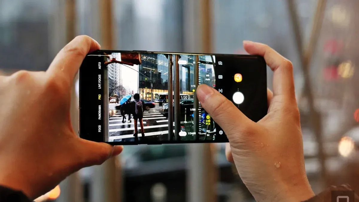 कपड़ों के आर-पार देख लेता है ये स्मार्टफोन! बाजार में आते ही मचा हड़कंप