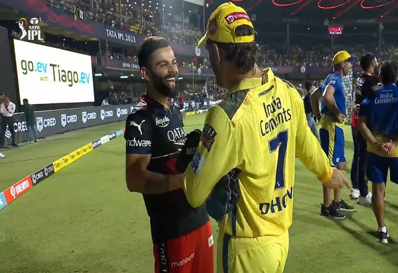 VIDEO : MS Dhoni से मिल हार का गम भूले Virat Kohli, दोनों ने लगाए ठहाके...फैंस ने यूं किया रिएक्ट