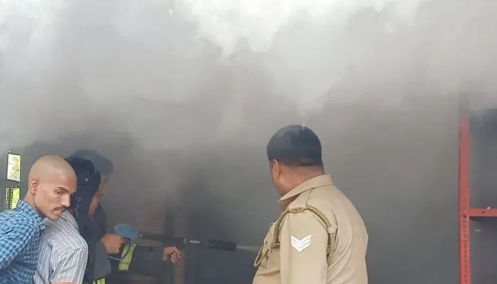 Hamirpur Fire : कपड़ा दुकान में आग लगने से धूं-धूं कर जली, मालिक बोला- दस लाख का हुआ नुकसान