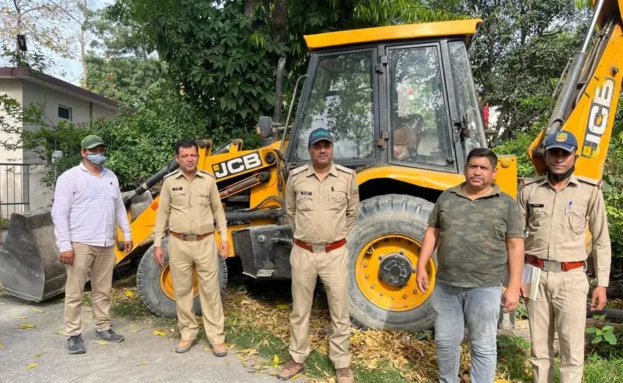 लालकुआंः बिंदुखत्ता में अवैध खनन पर शिकंजा, एक जेसीबी सीज व चार तस्कर गिरफ्तार