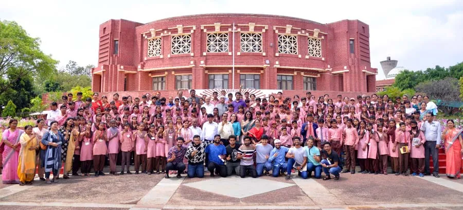 लखनऊ में स्कूल चलो अभियान के साथ नया शैक्षिक सत्र शुरू, बच्चों ने IIM का किया भ्रमण, सचिव ने बच्चों को इस खास अंदाज में दी पुस्तकें 