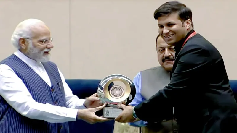 प्रधानमंत्री के हाथों सम्मानित हुए रामपुर के जिलाधिकारी रविंद्र कुमार मांदड़