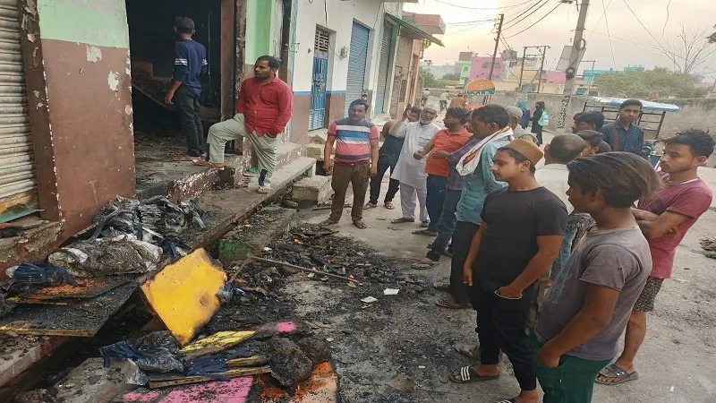 मुरादाबाद: सिलाई मटेरियल की दुकान में लगी आग, लाखों का सामान जलकर राख