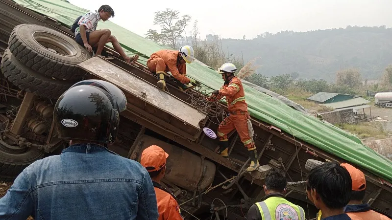 म्यांमार में तेज रफ्तार ट्रक अनियंत्रित होकर कार पर पलटा, छह लोगों की मौत 