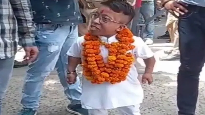 Nikay chunav 2023: 'मंजिल उन्हीं को मिलती है, जिनके हौसले बुलंद हो', मुरादाबाद में ढाई फीट के पार्षद उम्मीदवार ने दाखिल कराया नामांकन