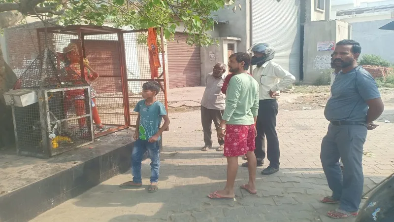 संभल: मंदिर में तोड़-फोड़कर प्रतिमा की क्षतिग्रस्त, गुस्साए लोगों ने जम कर किया हंगामा