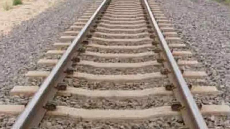 संभल: रेलवे ट्रैक पर दो हिस्सों में कटा मिला अज्ञात युवक का शव, शिनाख्त कराने में जुटी जीआरपी