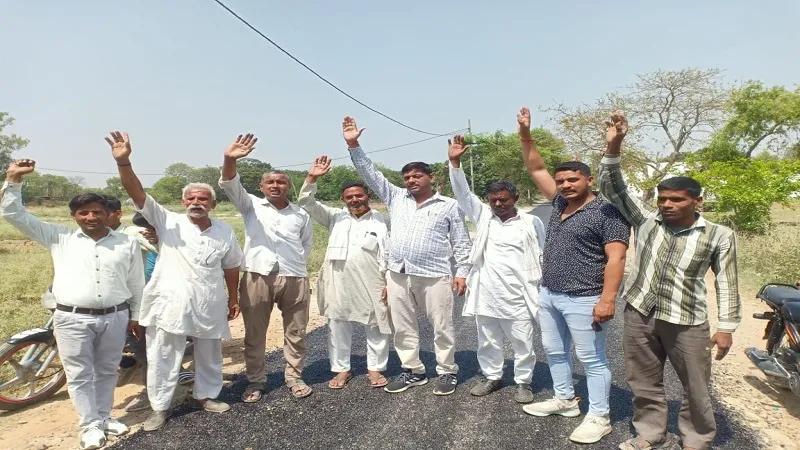 मुरादाबाद : शिकायत पर SDM ने सड़क निर्माण रुकवाया, ग्रामीणों ने घटिया सामग्री के प्रयोग का आरोप लगा किया प्रदर्शन