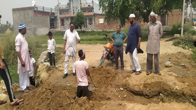 मुरादाबाद : पुल निर्माण के दौरान नहर में पानी छोड़ने से वैकल्पिक व्यवस्था रास्ता बंद, हंगामा