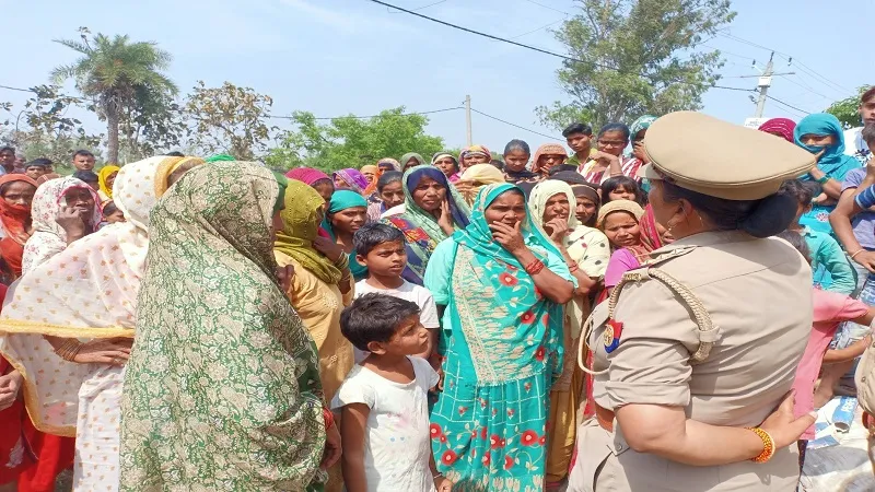 मुरादाबाद: आंबेडकर प्रतिमा स्थापित को लेकर महिलाओं की पुलिस से नोकझोंक