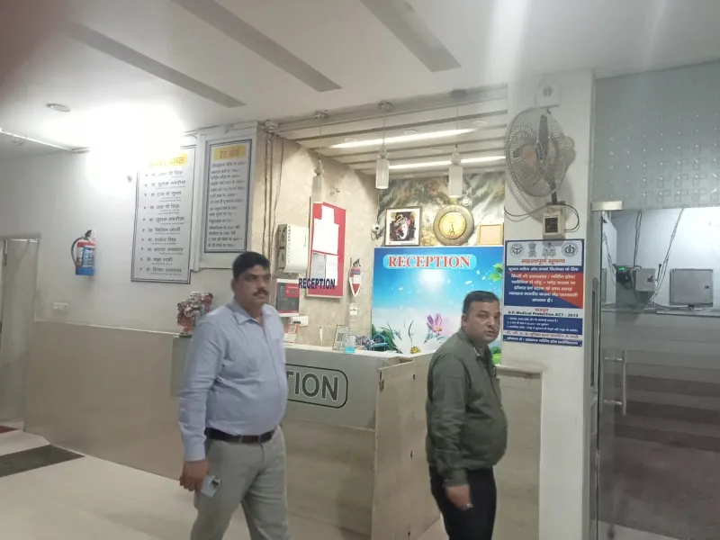 निजी अस्पतालों की खुली पोल : फार्मेसी का छात्र दे रहा दवाई, इमरजेंसी में BHMS कर रहे इलाज