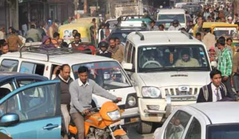 बाजपुर: पर्वतीय क्षेत्रों में घूमने जाने वाले सैलानियों को करना पड़ा परेशानी का सामना 
