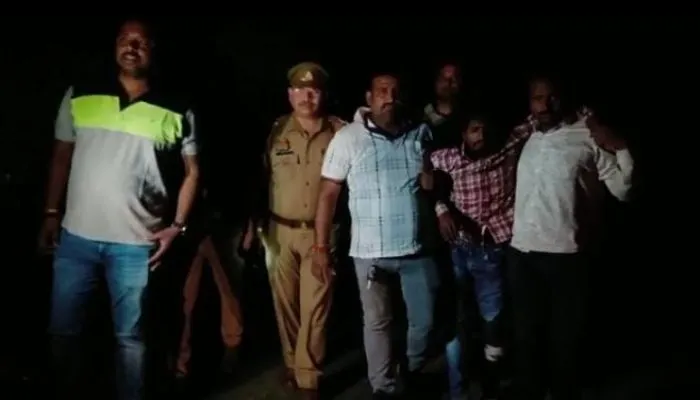 Jalaun News : पुलिस मुठभेड़ में 25 हजार का इनामी बदमाश गिरफ्तार, 45 लाख की डकैती में वांछित था आरोपी