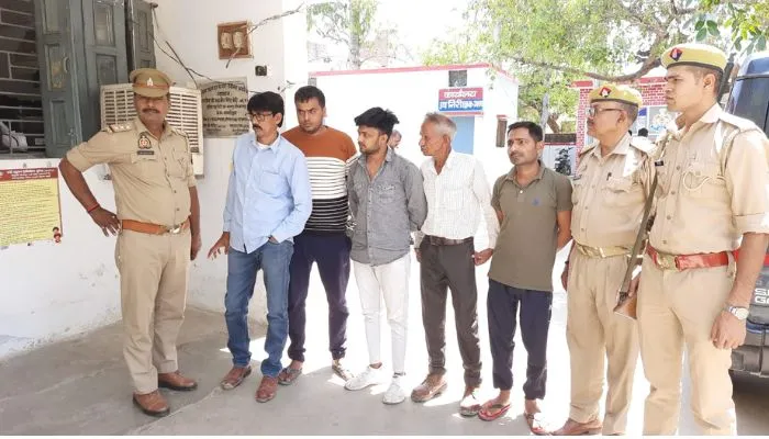 Jalaun News : हाईवे पर फर्जी सेल्सटैक्स ऑफिसर बनकर ट्रक चालक को रोका, वसूली करते डिप्टी रेंजर समेत पांच गिरफ्तार