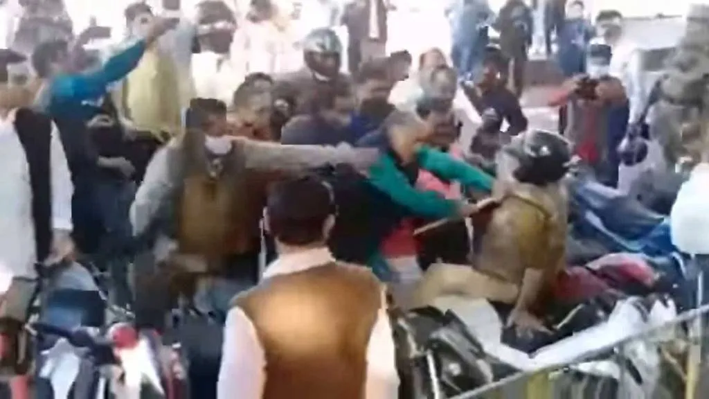 झांसी : भाजपाइयों और कांग्रेसियों के बीच जमकर हुई मारपीट व हंगामा 