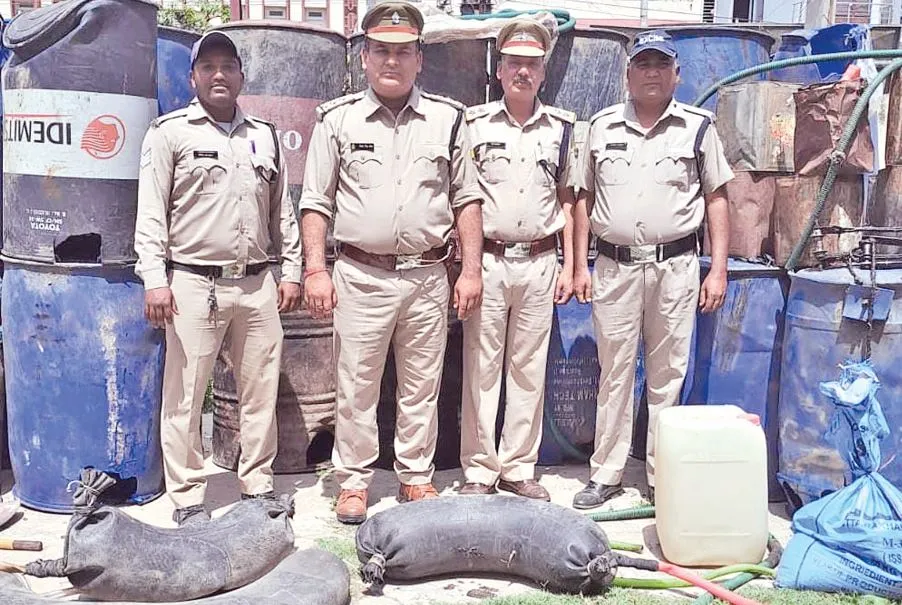 खटीमाः आबकारी टीम ने नष्ट की पांच भट्ठियां, 200 लीटर कच्ची शराब बरामद