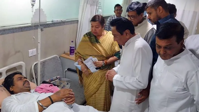 कमलनाथ ने बेलेश्वर महादेव मंदिर हादसे के घायलों से  मुलाकात कर जाना कुशलक्षेम 