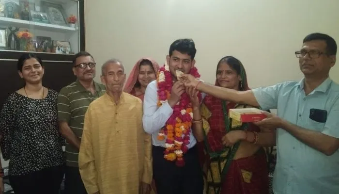 UPPSC PCS Result: DSP बन बेटा पहुंचा Kannauj, सोशल मीडिया से बनाई दूरी, यहां पढ़ें- IAS अफसर की सफलता की कहानी