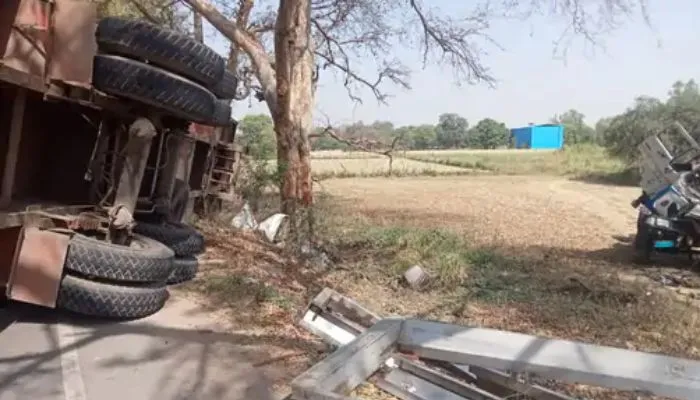 Kanpur Accident : घाटमपुर में तेज रफ्तार ट्रेलर पेड़ से टकराया, चालक-परिचालक की मौत, झपकी आने से हुआ हादसा